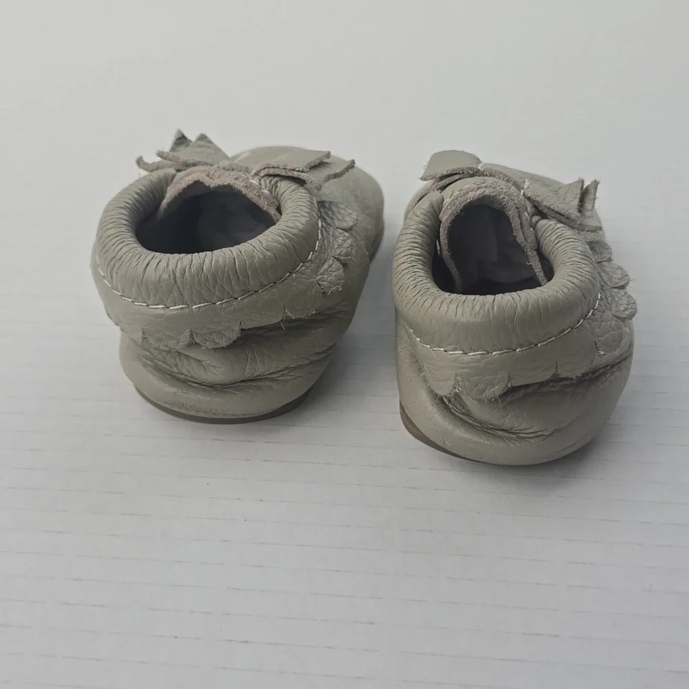 Freshly Picked Gray Leather Bow Mocc Sz 3